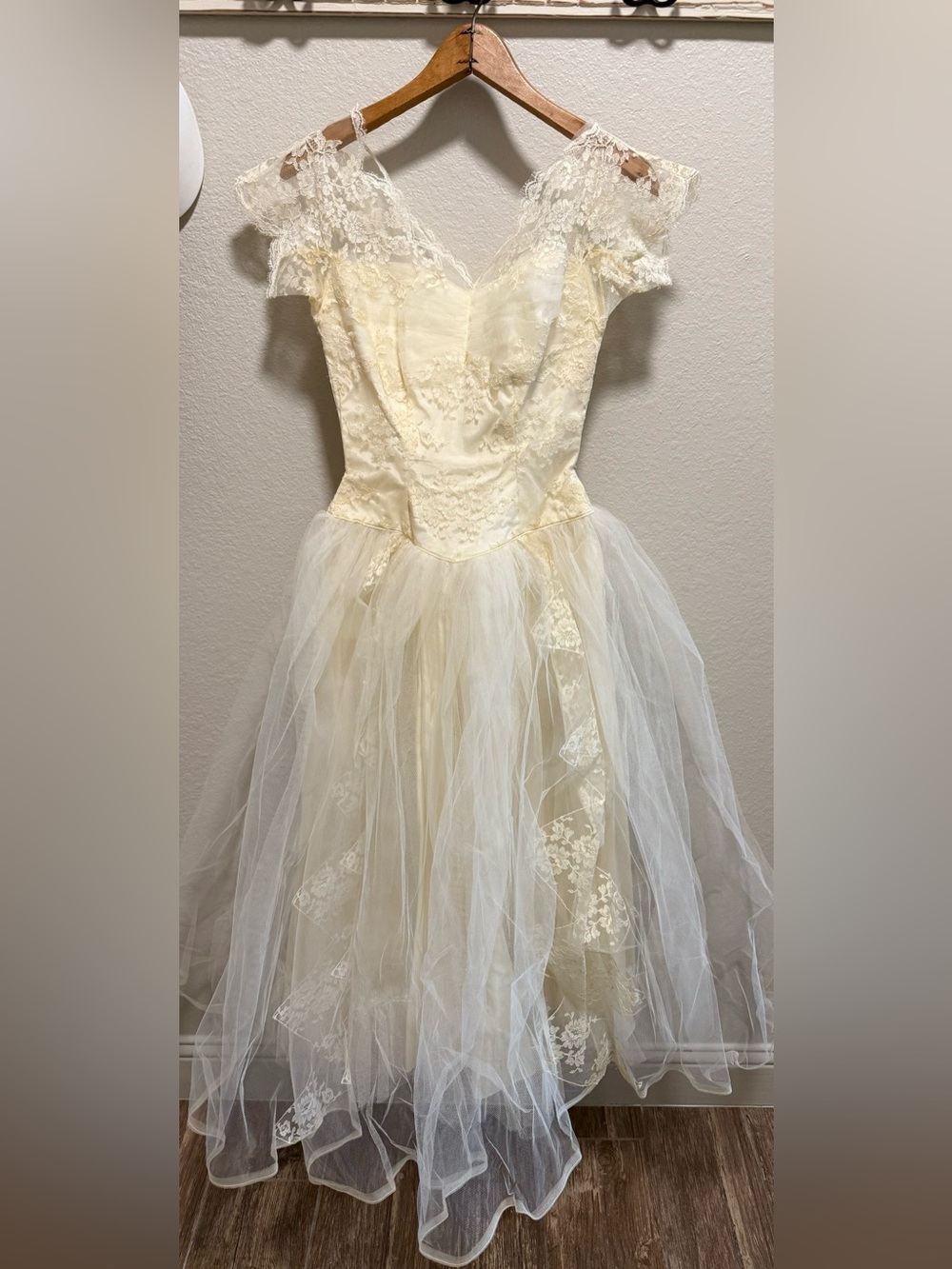 Vintage Sweetheart Neckline Lace & Tule Wedding Dress Size Small, Bride Bridal